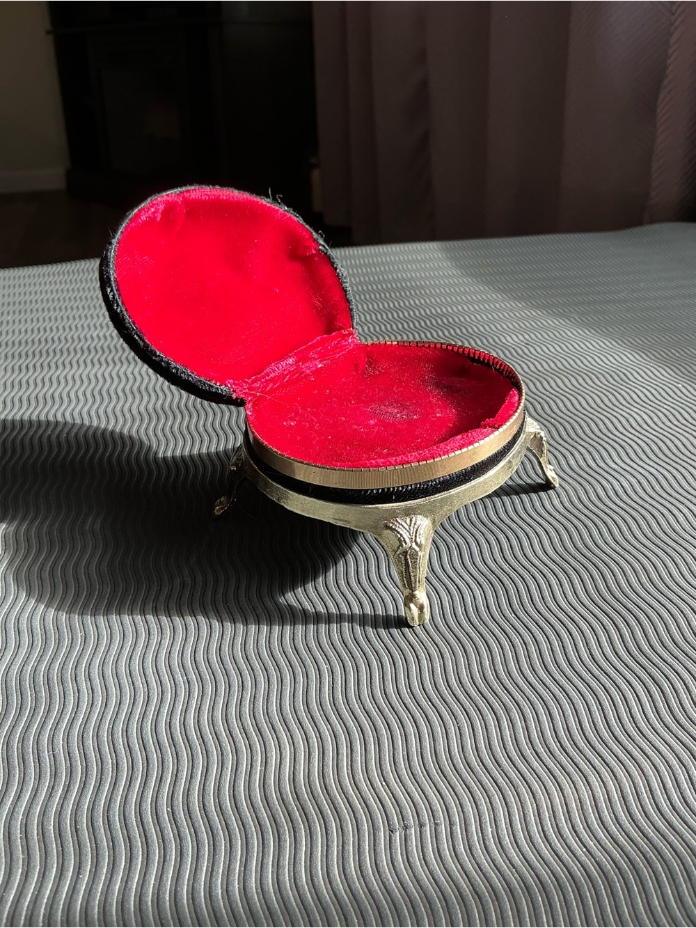 Vintage-style Round Jewelry Trinket Box with Red Velvet Interior